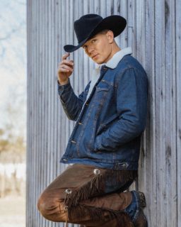 Yellowstone? Nah… even better. 🤠@ranchhandscowboylesqueofficial

📸: @risatphotography
Grooming: @katrinabrooks._ & @vheleneartistry
Styled by: @kaitywiggersstylist